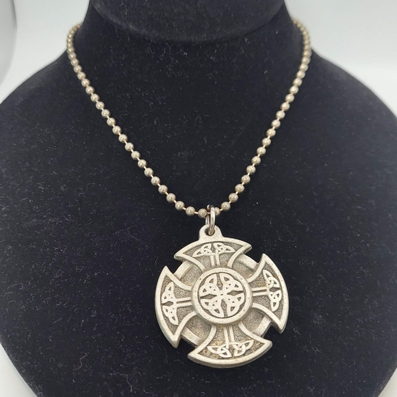 Vintage Fine Pewter Celtic Pendant on Necklace. - Picture 8 of 10